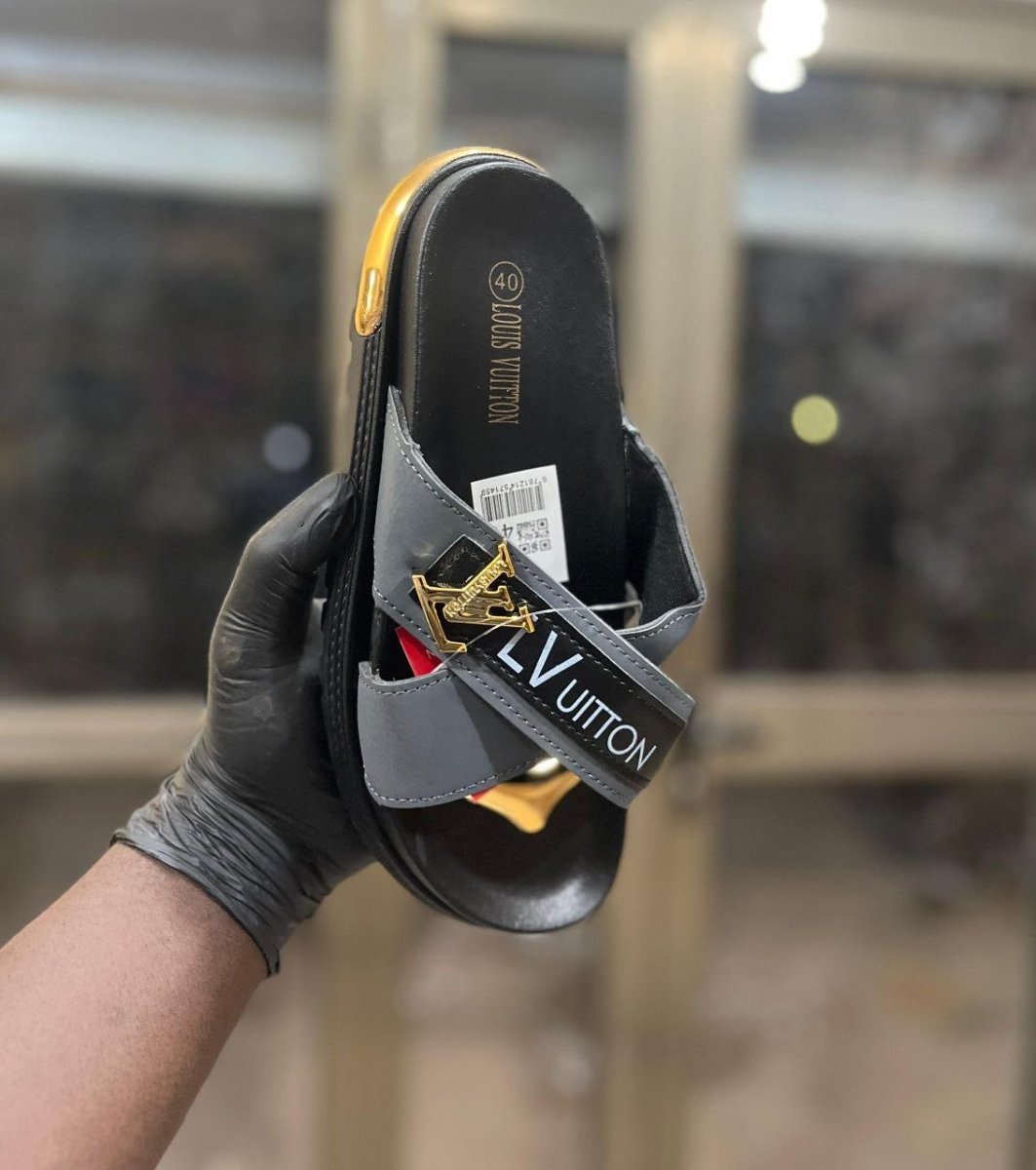 jolies chaussures *LV *Chanel * Gucci*🥰🥰🥰   *Pointure: 40 41 42 43 44 45 *  *NB: le stock est limité.*