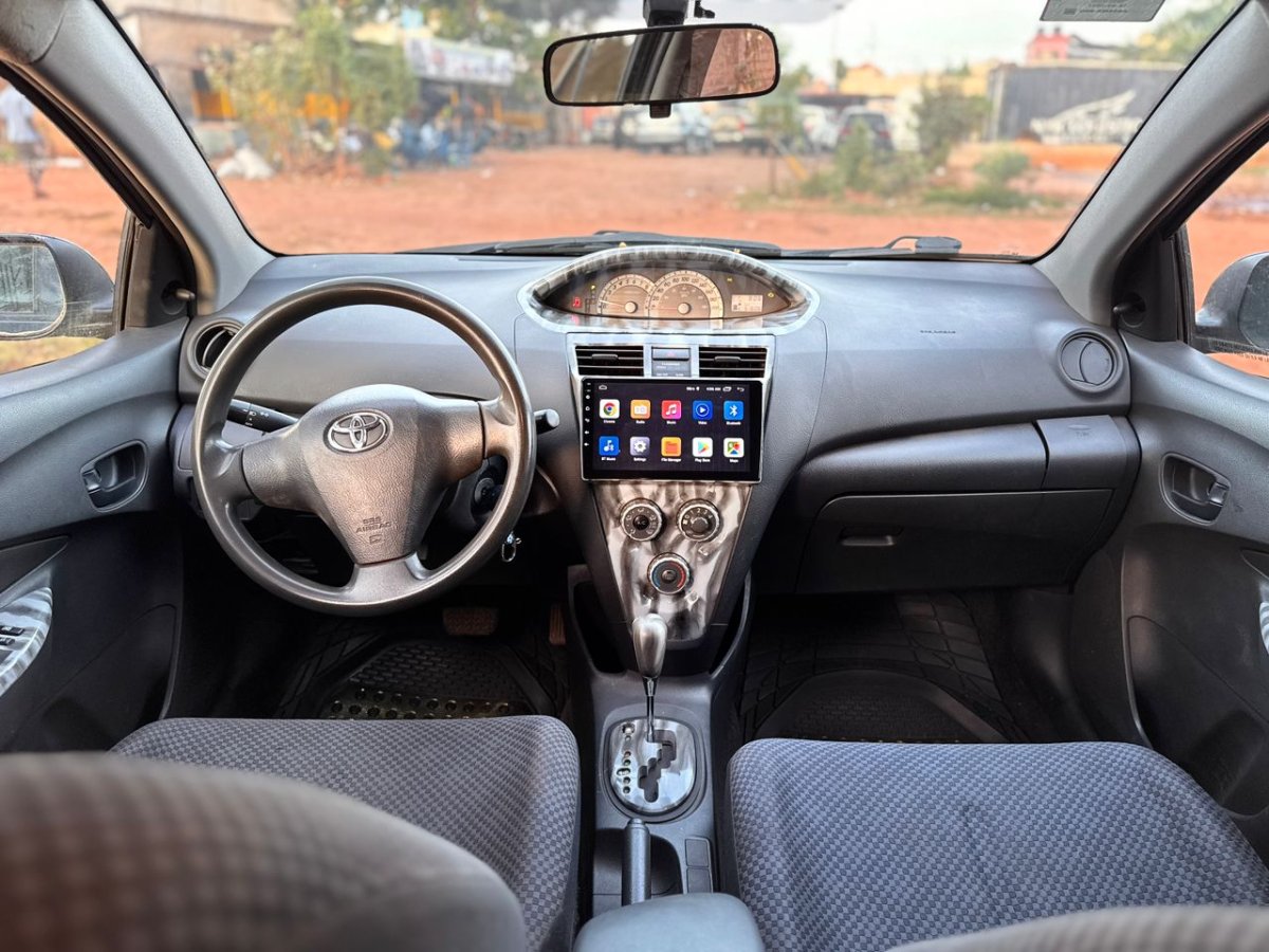 🚗 Toyota Yaris Berline – Essence Automatique 🚗  Voiture très propre, bien entretenue 👌 ✔️ Boîte automatique ✔️